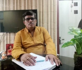 Astrologer Ramapada Acharjee providing personal consultation in his Kolkata chamber